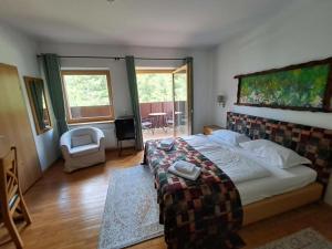 a bedroom with a bed and a chair in a room at Haus Planegg XL in Rangersdorf