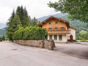 a house with a wooden fence in front of a road at Haus Planegg XL in Rangersdorf