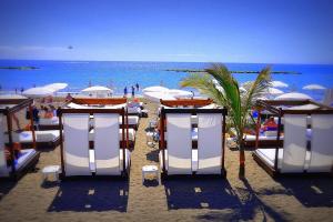 Ocean Park في أديخي: شاطئ فيه بعض الكراسي والمظلات والمحيط