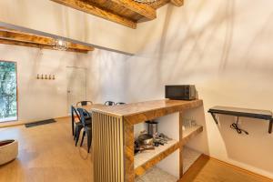 a kitchen and dining room with a table and chairs at Glamping-Zingo in Santa Ana Jilotzingo