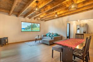 a living room with a table and a couch at Glamping-Zingo in Santa Ana Jilotzingo