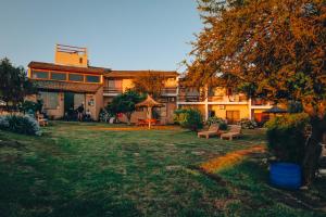 a building with a yard with benches and a table at Agua Dorada Apart in Cavalango