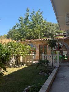a house with a white fence and a yard at Mateo Apartaments in Vlorë