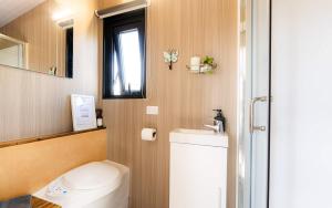 a small bathroom with a toilet and a window at Field and Fleece Farm Stay by Tiny Away in Claremont