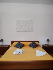 a bedroom with a bed with towels on it at Room Bed Garden in Berra
