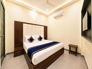 a bedroom with a bed and a television in it at Hotel Urban Stay - Mathura in Mathura +13 photos