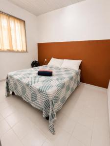 a bedroom with a bed with a wooden headboard at Apartamento em localização estratégica em Aracaju in Aracaju