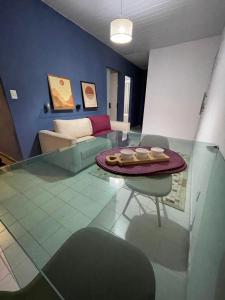 a living room with a table and a couch at Apartamento em localização estratégica em Aracaju in Aracaju