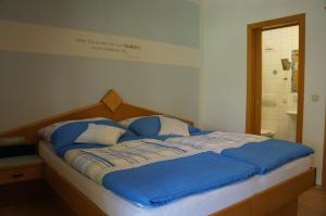 Tempat tidur dalam kamar di Zistler's Blaufränkischhof