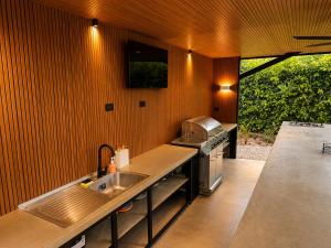 a kitchen with a sink and a stove at Villa Horizonte in Plazuela