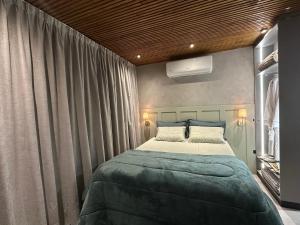 a bedroom with a large bed in a room at Altos do Perito Cabanas in Alfredo Wagner +28 photos