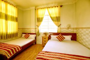 เตียงในห้องที่ Hoang Linh Hotel