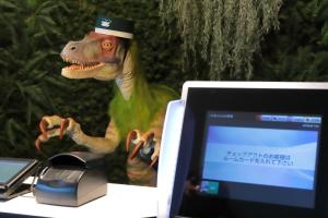 un dinosaurio con sombrero de copa en un monitor de ordenador en Henn na Hotel Maihama Tokyo Bay, en Urayasu