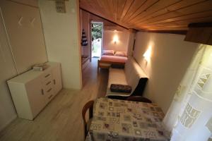 um pequeno quarto com uma cama, uma mesa e cadeiras em Apartment Studio Olga em Novi Vinodolski