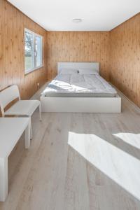 um quarto com uma cama e uma cadeira em Cuma Camp em Sarbinowo