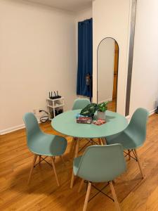 a dining room with a table and four chairs at The atlas - Shared apartment in New York