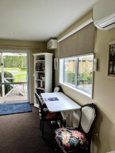 a room with a table and chairs and a window at Willowtree Cottage Gated Country Luxury Near Lincoln Uni & Wedding Venues in Lincoln