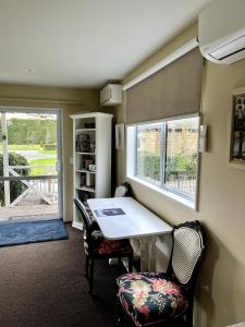 a room with a table and chairs and a window at Willowtree Cottage Gated Country Luxury Near Lincoln Uni & Wedding Venues in Lincoln