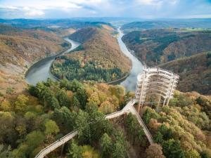 Blick auf einen Fluss von der Spitze eines Turms in der Unterkunft Hotel-Restaurant Laux in Merzig