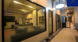 a shop with a glass window in a building at V51 Hotel in Ban Hua La Loeng