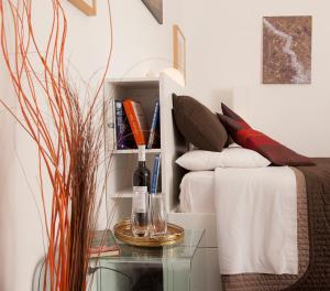 een slaapkamer met een bed met een glazen tafel ernaast bij In villa in Rocca di Papa