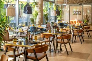 a restaurant with tables and chairs in a room at INNSiDE by Meliá Berlin Mitte in Berlin