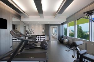 a gym with two treadmills and a treadmill at INNSiDE by Meliá Düsseldorf Hafen in Düsseldorf