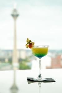 a margarita in a glass sitting on a table at INNSiDE by Meliá Düsseldorf Hafen in Düsseldorf