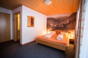 Un pat sau paturi într-o cameră la Thomashof