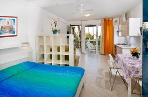 1 dormitorio con 1 cama y cocina con mesa en Residence Bellevue, en Gabicce Mare