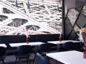 a restaurant with a view of the eiffel tower at Hotel Paris Opéra, Affiliated by Meliá in Paris