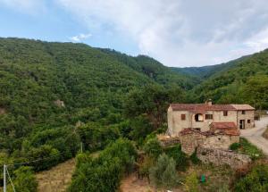 an old house on the side of a mountain at Tuscany House Retreat in Casentino in Subbiano