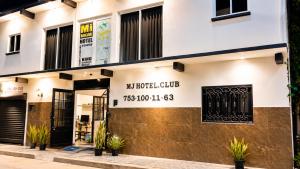 a building with a sign that reads no hospital club at Mi Hotel Club in Lázaro Cárdenas