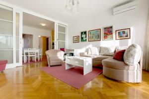 uma sala de estar com um sofá e uma mesa em Apartment Cvetje em Zagreb