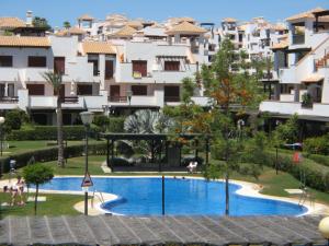 Bazén v ubytovaní Apartamento VenAVera Playa de Baria 2 K-1D Primera Línea Gran Terraza y WIFI alebo v jeho blízkosti