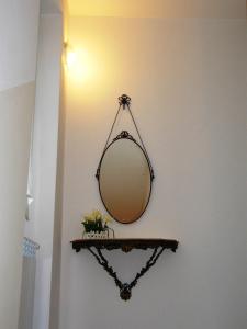 lustro wiszące na ścianie z półką w obiekcie B&B Il Pozzo w mieście Montalto Pavese
