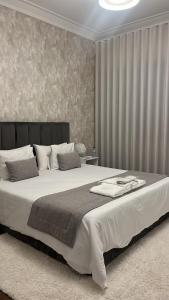 a bedroom with a large bed in a room at Odivelas Place 1 in Odivelas