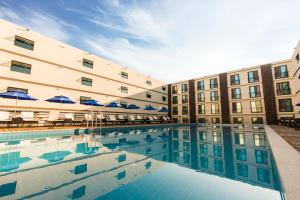 a large swimming pool in a large building at Jeju Cordelia S Hotel in Seogwipo
