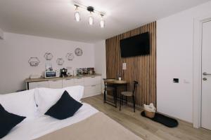 a bedroom with a bed and a kitchen with a table at RR House Apartments in Râşnov