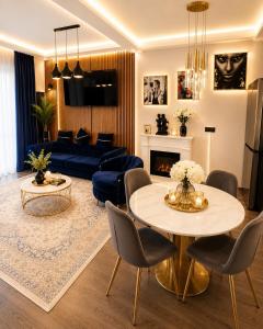 a living room with a table and a couch at Maison Royale in Otopeni