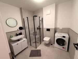 a bathroom with a washing machine and a washer at Maritime Suite an der Geeste in Bremerhaven +20 photos
