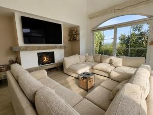 a living room with two couches and a fireplace at Villa entre Viñas in Lavid