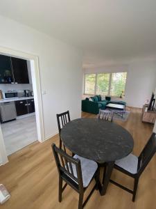 a dining room and living room with a table and chairs at Wohnung nah der Weser Monteurenwohnung Ferienwohnung in Hoya
