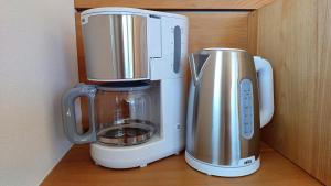 a coffee maker and a blender sitting on a shelf at greenlodge pornplatthof in Auna di Sopra
