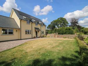 a house with a large yard in front of it at Hoddell Pitch Cottage in Presteigne