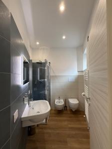 a bathroom with two sinks and two toilets at B&B Ciocca II in Campobasso