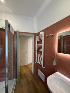 a bathroom with a sink and a shower and a mirror at B&B Ciocca II in Campobasso