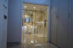 a glass elevator in a room with a bathroom at HOTEL DON RAMIRO in Montilla +30 photos
