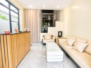 a living room with a couch and a table at Do Homestay vị trí trung tâm tại Ocean Park 2 in Cửu Cảo