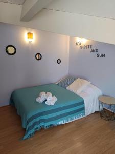 a bedroom with a bed with towels on it at MAISON BISCARROSSE LAC 6 pers in Biscarrosse